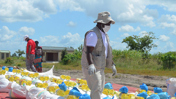 WFP staff providing food assistance during covid time