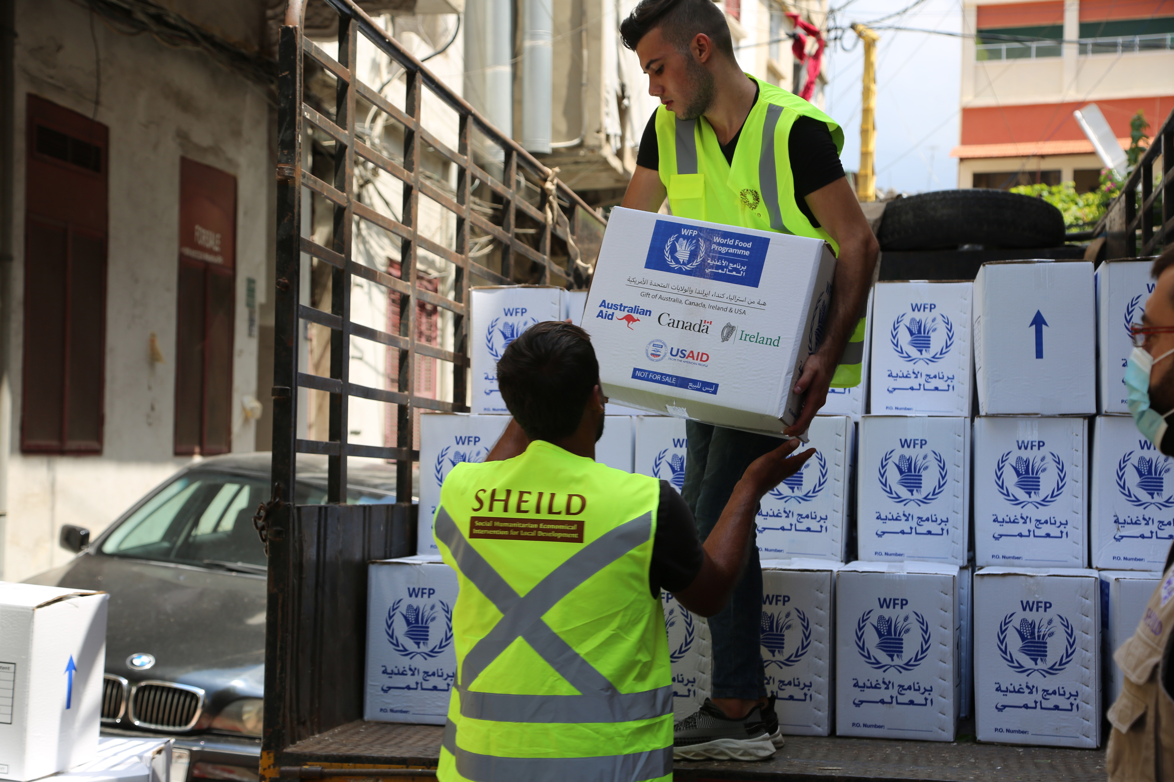 Arbeidere laster av matvarehjelp ved Karageusian Center i Beirut, Libanon. Bilde: WFP/Ziad Rizkallah