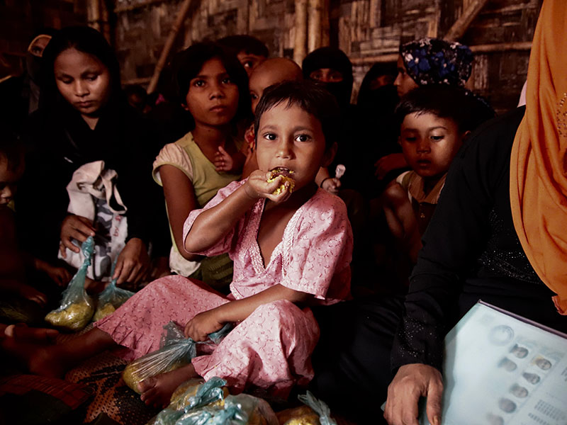 I Cox’s Bazar i Bangladesh, der en million Rohingya-flyktninger har søkt tilflukt, har fleksible midler gjort det mulig for WFP å fortsette livreddende assistanse i leire gjennom matdistribusjon og E-kuponger, slik at flyktninger selv kan betale for deres essensielle behov. Foto:WFP/Gemma Snowdon