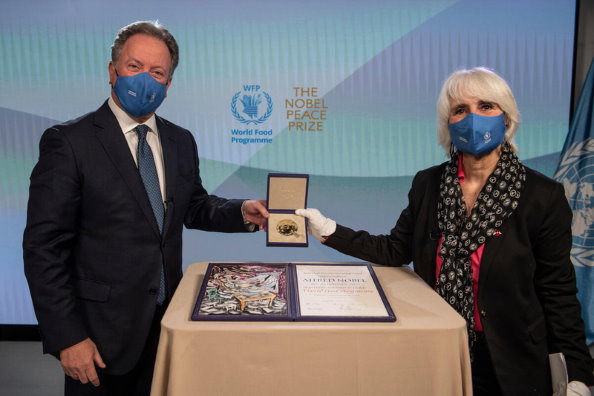 David Beasley, Eksekutivdirektør i FNs World Food Programme, og Lisa Pelletti Clark, president i Det internasjonale fredsbyrået. Bilde: WFP/Rein Skullerud.