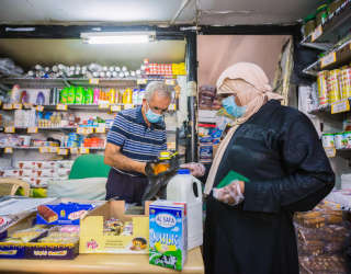 Falha i sin lokale butikk — èn av 135 deltakere i WFPs program for kontantbasert assistanse i Vestbanken. Foto: WFP/Elias Halabi