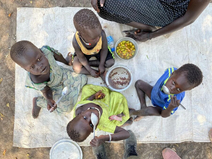 Sør-Sudan: Barn i Akobo East, Jonglei, spiser sorghum med frukt til lunsj — hungersnød ble senest erklært i 2018 Foto: WFP/Marwa Awad