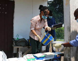 Louise Abayomi, seniorforsker (Postharvest), Food and Markets Department, forbereder fufu som skal prøves og viser det kongolesiske teamet hvordan man doserer riktig mengde mel, vann, næringsstoffer. Foto: WFP/Alice Rahmoun