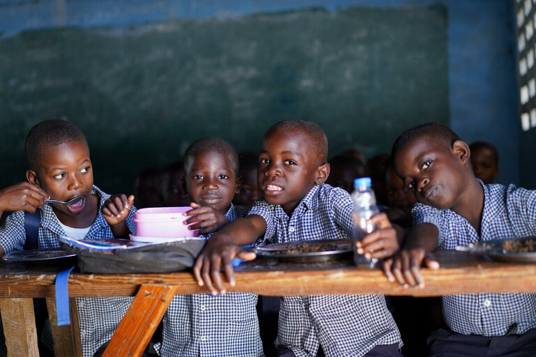 Fire barn sitter i et klasserom 