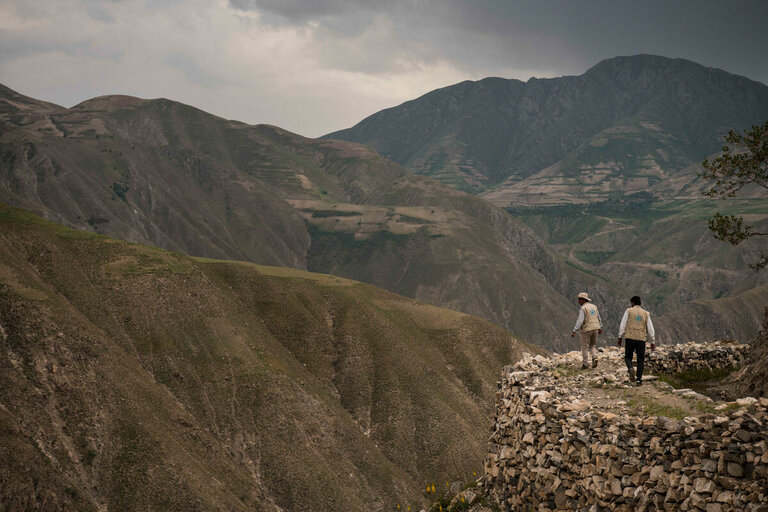 To ansatte i WFP går i fjellet 