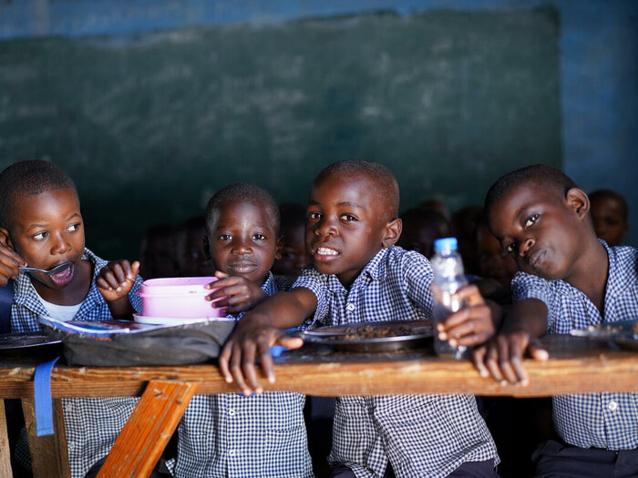 Fire barn sitter i et klasserom 