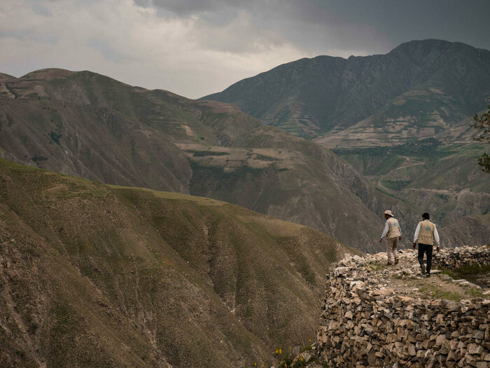 To ansatte i WFP går i fjellet 