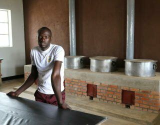 Rwanda. Skolekokken, Felicien Rwatangaro. Foto; WFP/Daniel Kibsgaard