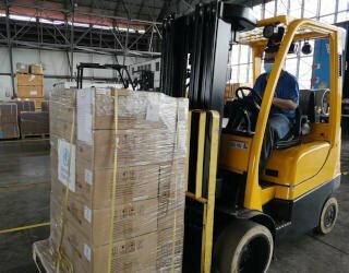 UNHRD Panama forbereder seg på å sende forsyninger av personlig verneutstyr (PPE) for WHO. Foto: WFP/Elio Rujano