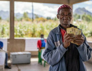 Malawi. WFP deler ut penger til urbane og rurale husholdninger som er påvirket av klimasjokk og de økonomiske konsekvensene av COVID-19. Foto: WFP / Badre Bahaji