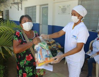 Lokale myndigheter og WFP deler ut "ta-med-hjem-rasjoner" (THR) til skolebarn og foreldrene deres i La Guajira, Colombia. Foto: WFP / Miller Choles