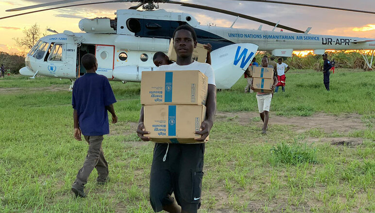21. mars 2019, etter at syklonen Idai hadde passert, nådde WFP-helikopteret Guaraguara i Mosambik med en last med høyenergikjeks. WFP/Deborah Nguyen