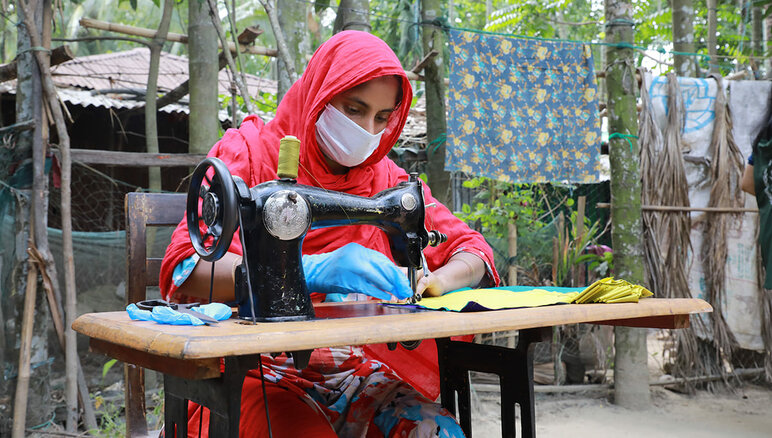 I Cox Bazar i Bangladesh samarbeidet WFP under covid-19 pandemien med kvinner fra lokalsamfunnet og rohingya-flyktinger gjennom sitt levebrødsprogram om å lage munnbind som ble delt ut av lokale myndigheter og humanitære organisasjoner. I tillegg fikk de et månedlig stipend, arbeidstrening, finansiell kompetanse og et stipend for å starte sin egen bedrift. WFP/Nalifa Mehelin
