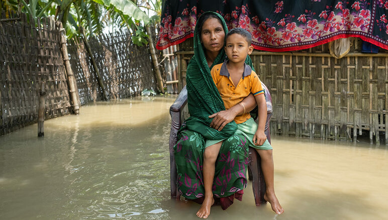 Det kraftige monsunregnet oversvømte de nordlige og nordøstlige distriktene i Bangladesh i juli 2020. Flomvannet har oversvømt Sayemas hus og gjort det svært vanskelig å leve et normalt liv. Hun og familien lider av matmangel. FNs World Food Programme tilbyr kontantstøtte til de som er mest sårbare og har behov for hjelp i Kurigram, nesten 6000 familier.  WFP/Mehedi Rahman