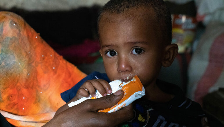 Jemen. Sultans mor gir ham en næringsrik peanøttpure hjemme. Han lider av moderat akutt underernæring. Takket være den supplerende maten han får fra WFP, har Sultan begynt å gå opp i vekt og har mer energi enn før. Men han trenger fortsatt behandling. Familien hans mottar også matassistanse fra WFP - mel, tørkede bønner, olje, sukker og salt. WFP/Mohammed Awadh